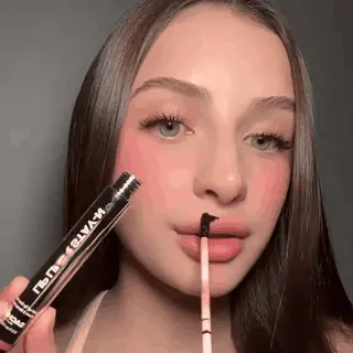 Application du crayon à lèvres